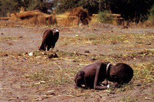 Kevin Carter: A keselyű és a kislány (Szudán, 1993)