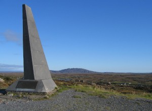 Az első transzatlanti repülés emlékműve a leszállóhely közelében Alcock és Brown emlékére (Írország)