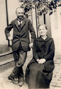 Juhász Gyula édesanyjával szegedi házuk udvarán 1923. május 21.