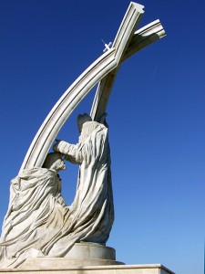Szent István megkoronázása (2001 - Esztergom) hatalmas, süttői márványból készült tizenkét méter magas szobor