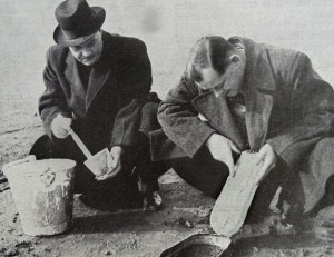 Londoni detektívek egy bűntett helyszínén talált lábnyomról lenyomatot készítenek (1950)
