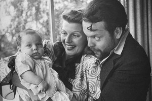 Rita Hayworth, Orson Welles és lányuk Rebecca (1945)