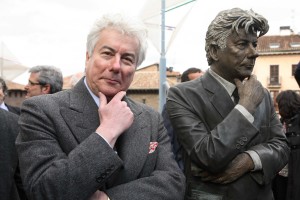 Ken Follett és a róla készült szobor Baszkföld fővárosában Vitoria-Gasteizben, Spanyolországban