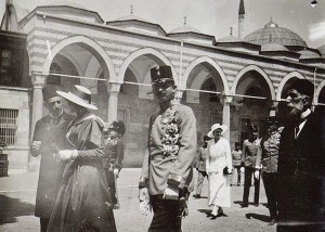 IV. Károly császár és király sétája Isztambulban, kalapban Zita királyné 1918. július