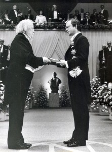William Golding átveszi az irodalmi Nobel-díjat (1983)