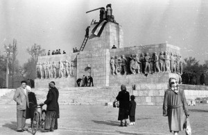 Budapest Sztálin tér, a ledöntött Sztálin-szobor maradványa