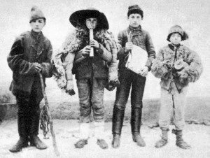 Regösök (Garabonc, Zala megye, 1899) A regölési szokásunk egyike a téli napforduló korai rítusainak.