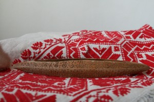 Kalotaszegi vetélő 1883-ból, ami szerelmi ajándéknak készült Bálint-napra. A fából készült vetélő vésetének szövege: „1883-Ba Február 14 Kén”