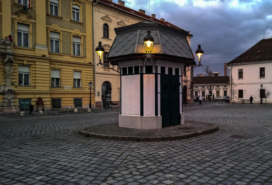 Móricz Margit: Esteledik a Fő téren